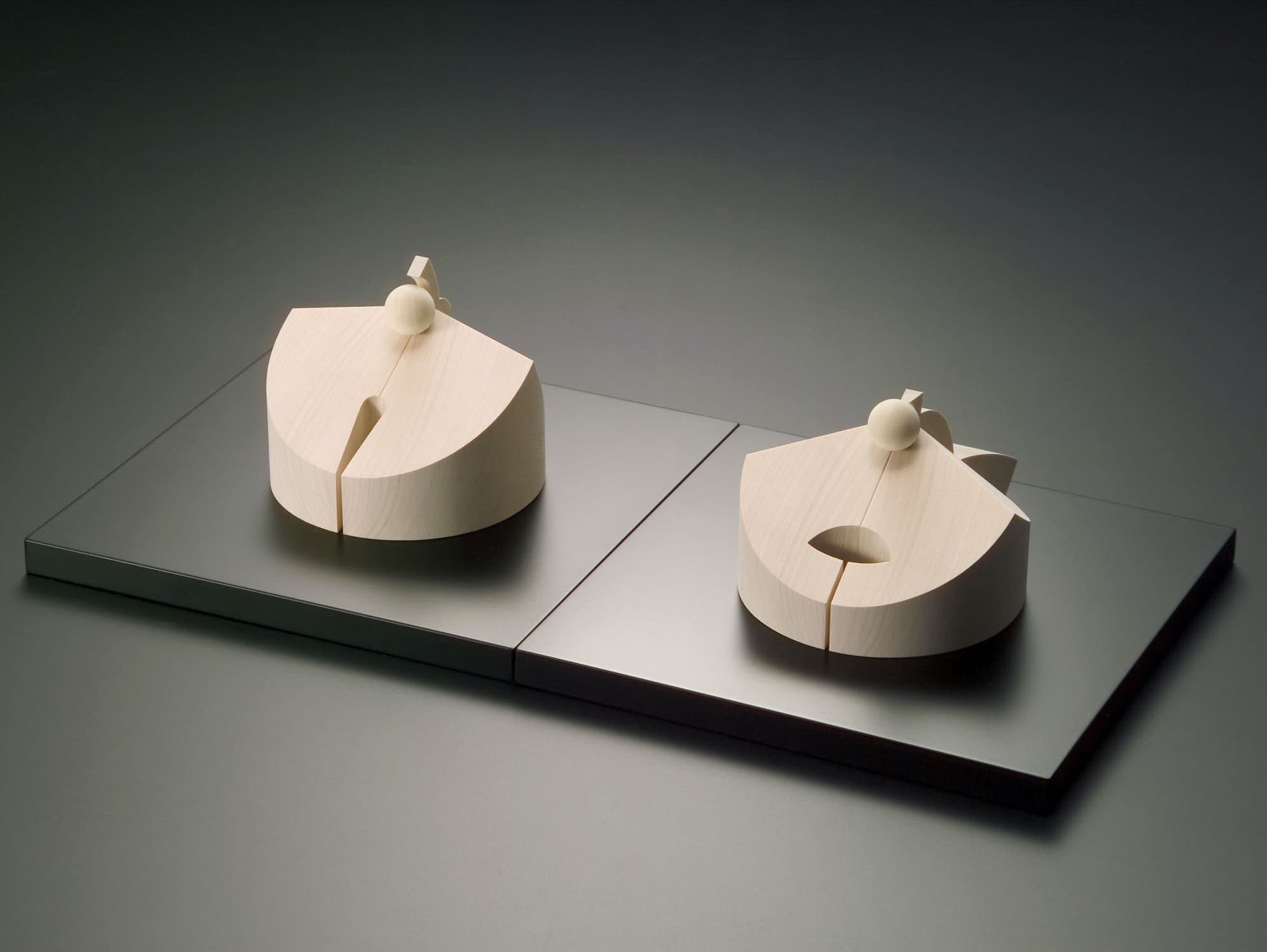 モダン 木製雛人形  木目が美しい雛人形です